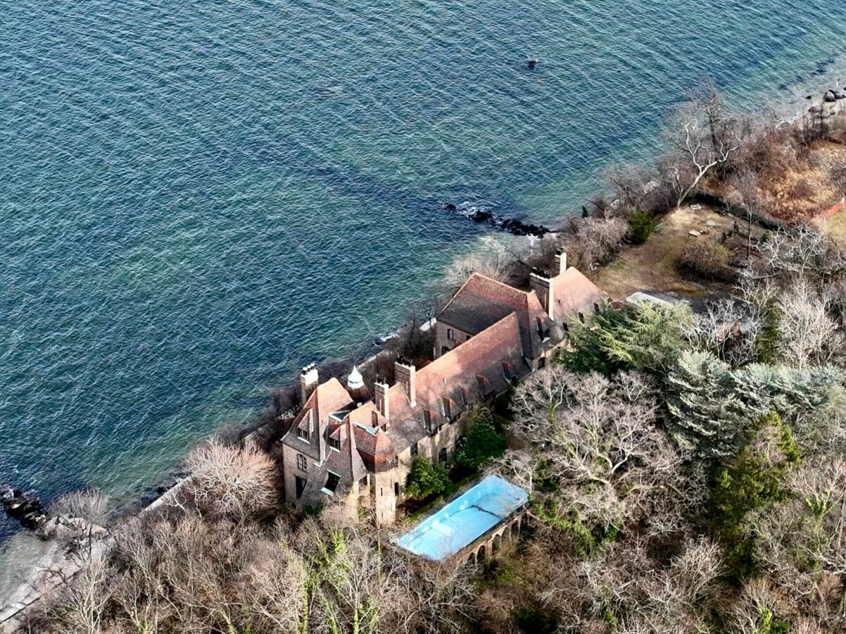 Falaise, aerial of house on the bluff