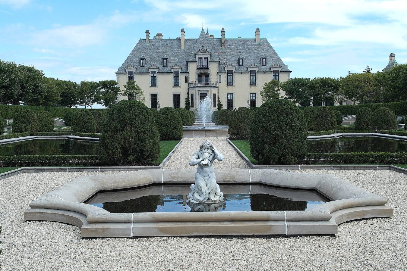 Oheka Castle, exterior with forecourt fountain