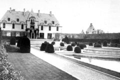 Oheka Castle, historic view of house and formal garden (Commons gives 1915, which may be approximate)